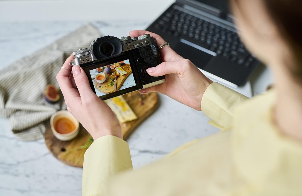 Selling photos online is one way to start an online business.