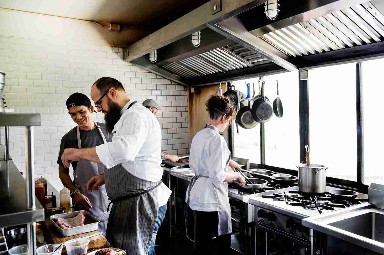 kitchen crew adalah